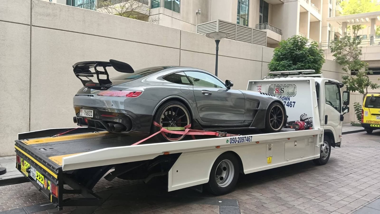 Flatbed towing Dubai truck operation 2